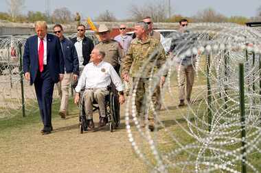 Donald Trump junto a Greg Abbott durante una visita a la frontera con México en Eagle Pass,...