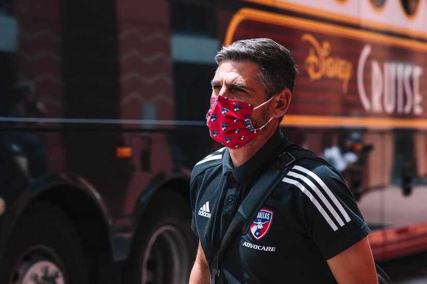 El técnico del FC Dallas, Luchi González, en su llegada al hotel de concentración en...