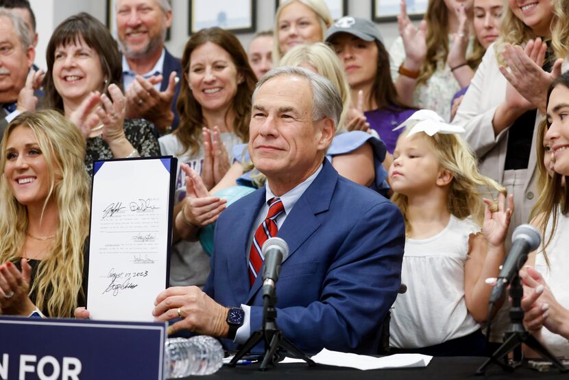 Greg Abbott firma la llamada "Save Women's Sports Act" en Texas Woman's University de Denton...