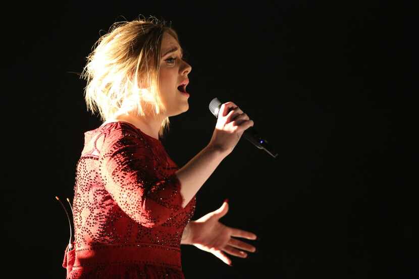 Adele durante los Grammy de 2016.
