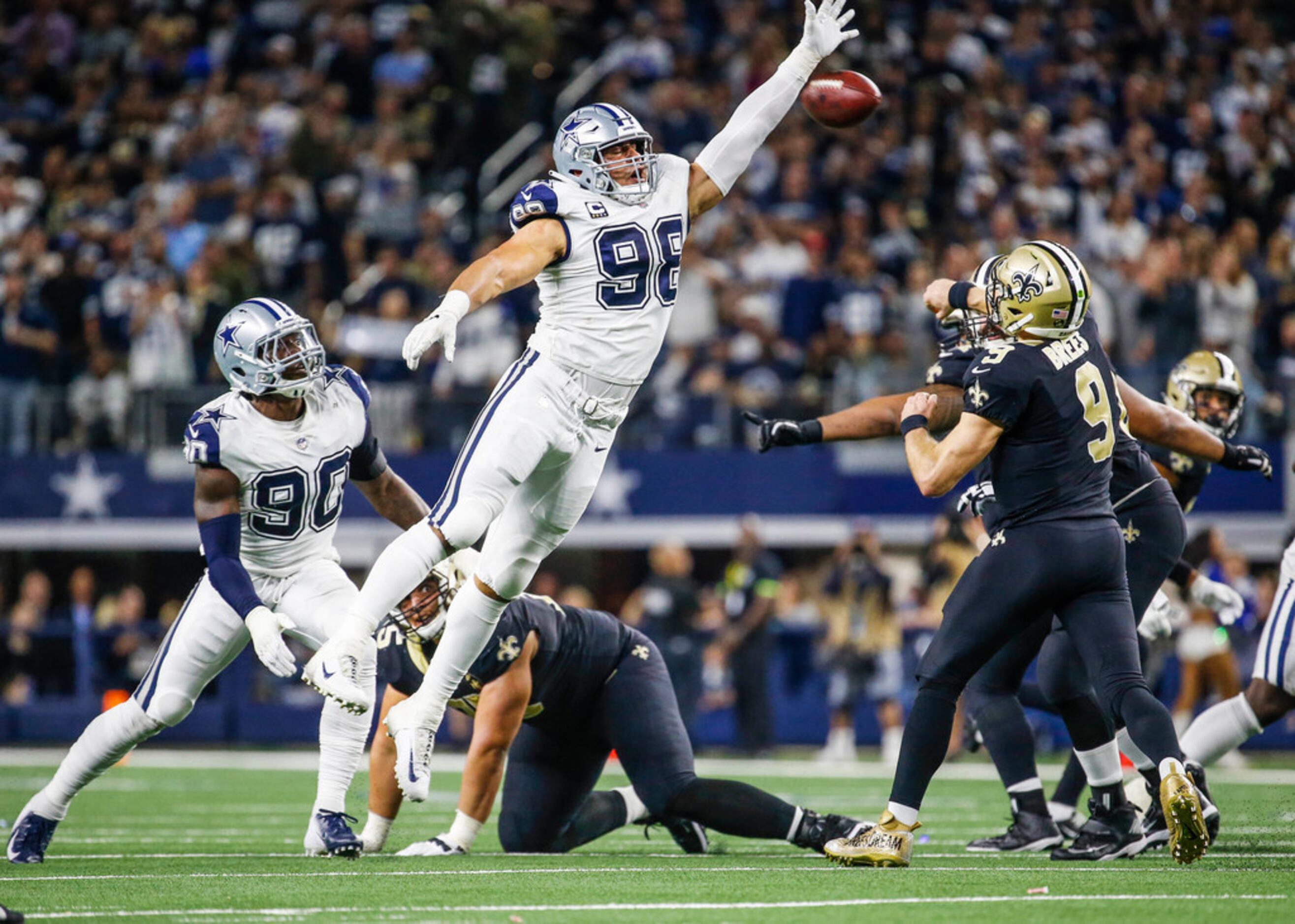 November 29, 2018: New Orleans Saints quarterback Drew Brees #9 during a Thursday  Night Football NFL game between the New Orleans Saints and the Dallas  Cowboys at AT&T Stadium in Arlington, TX