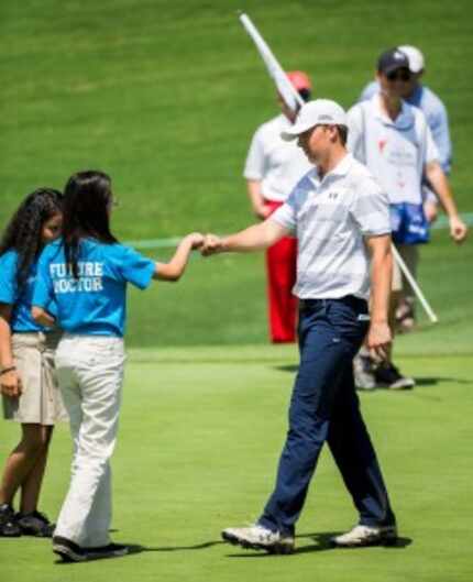  Jordan Spieth fist bumps Yesenia Alarcon (left) and Rocelyn Rojas from the Momentous...