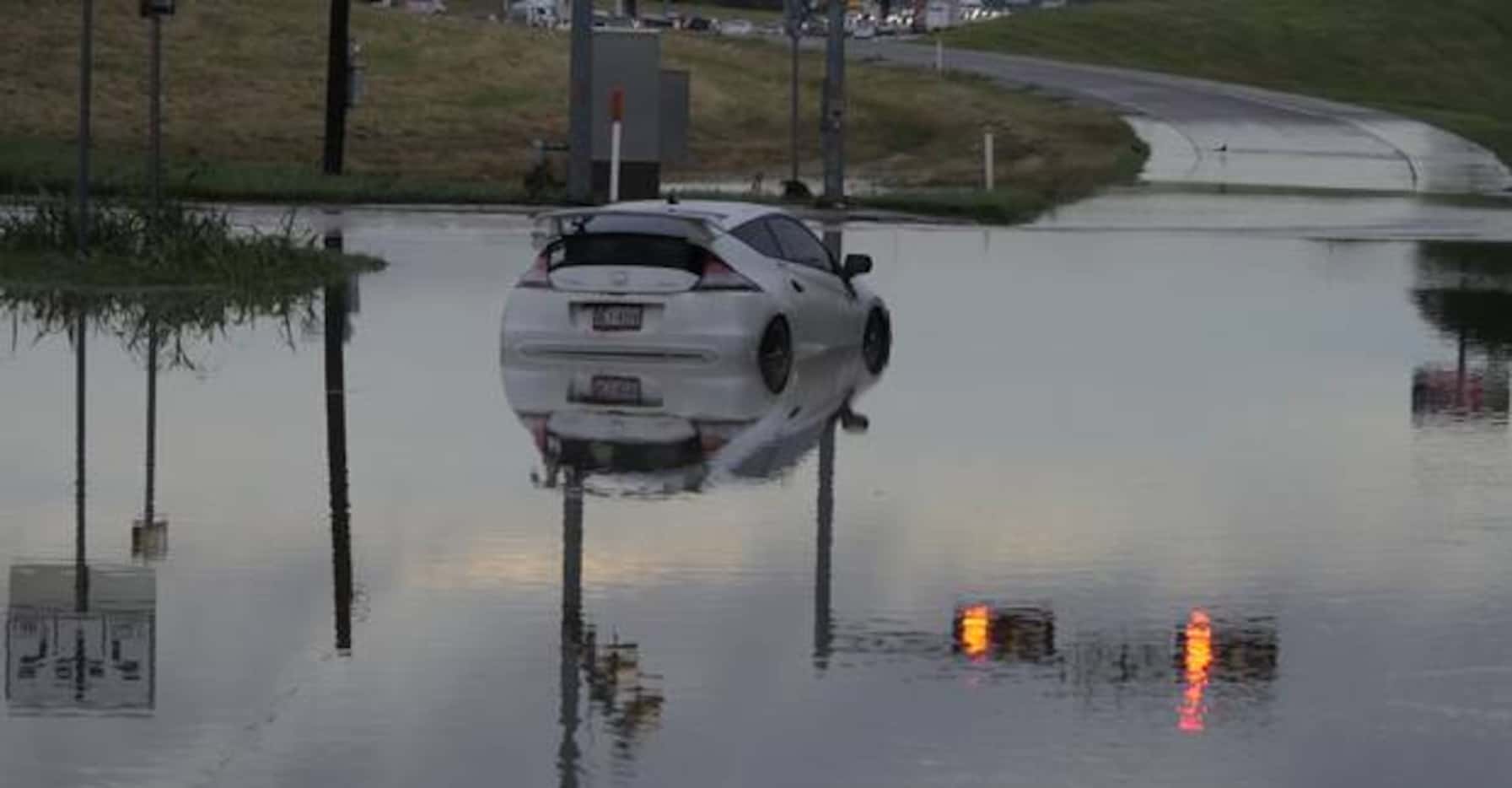Miles de autos resultaron dañados por las recientes tormentas en Texas. (DMN/RON BASELICE)
