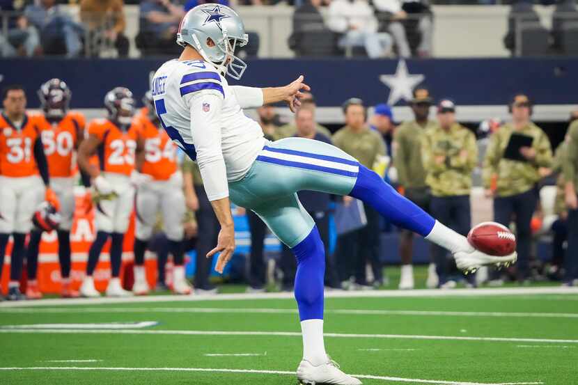 El pateador de los Cowboys de Dallas, Bryan Anger (5), realiza un despeje en el juego contra...