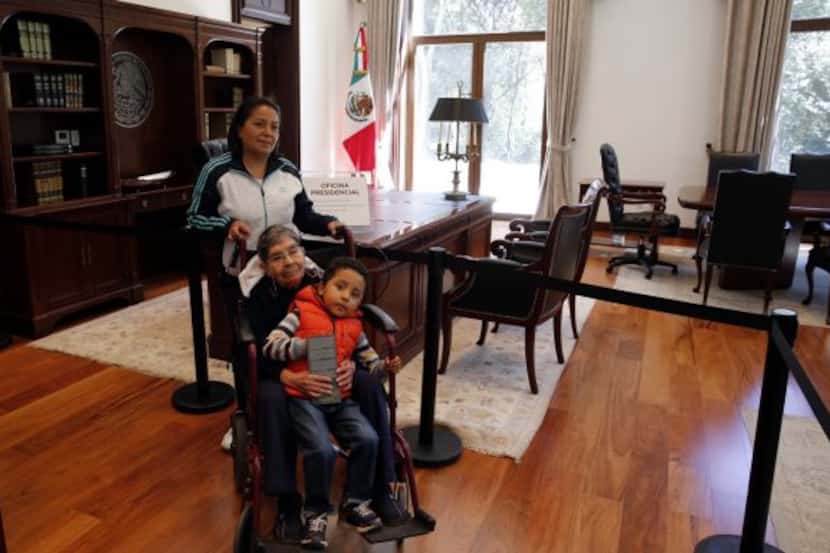 
				Ciudadanos acudieron a visitar la residencial de Los Pinos, el 1 de diciembre. AGENCIA...
