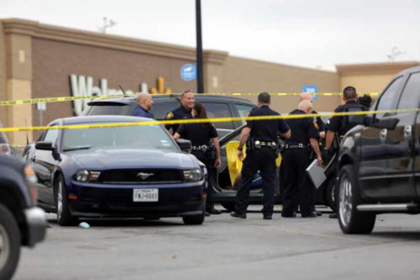 Una mujer fue baleada en la afueras de un Wal-Mart en S. Buckner Blvd.
