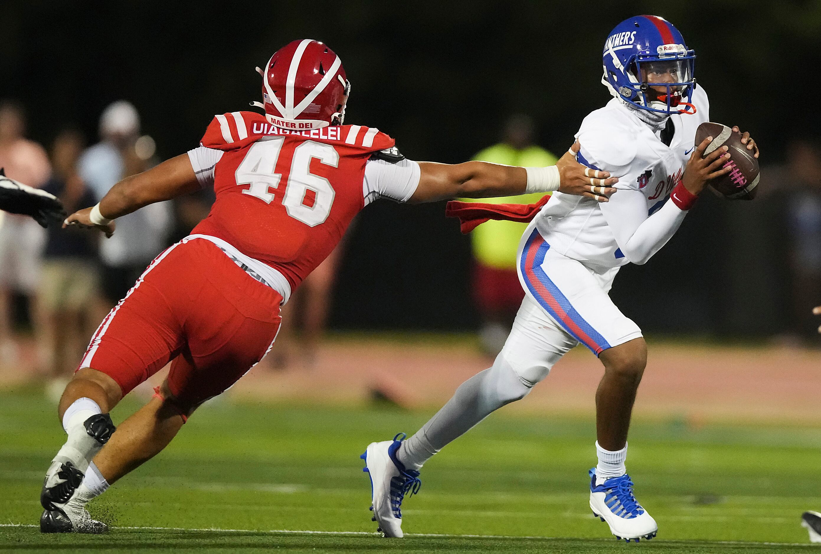 Duncanville quarterback Solomon James (3) slips away from Mater Dei defensive lineman Ta'i...