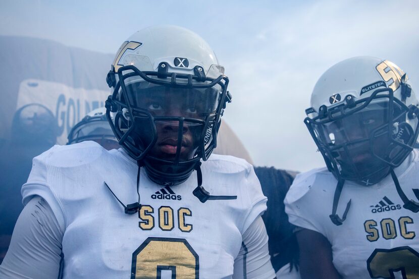 South Oak Cliff senior linebacker Ra'Kwuan Pinkston (9) and senior running back Rapheal...