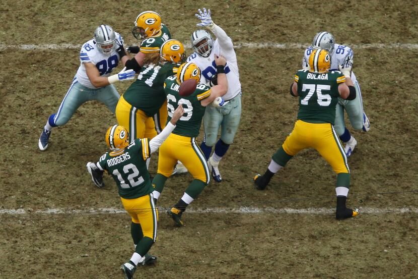 Dallas Cowboys defensive end Jeremy Mincey (92) tries to get a hand on Green Bay Packers...