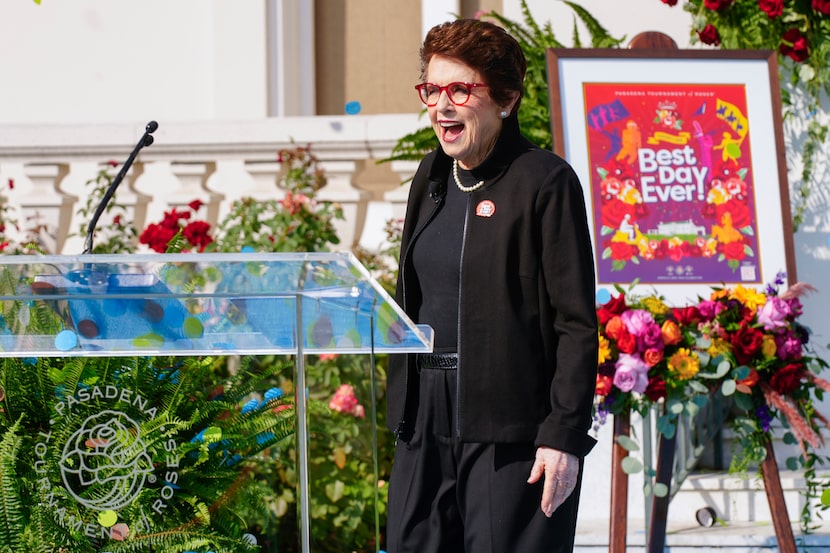 La icónica tenista Billie Jean King sonrié al ser presentada como Grand Marshall para el...