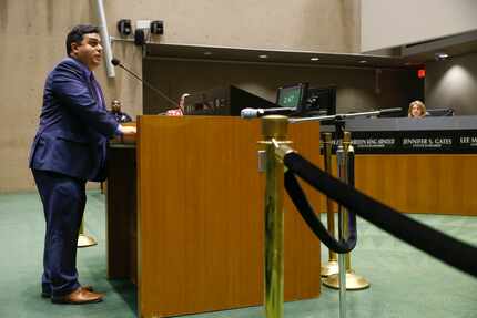 David Lozano, de Cara Mia Theatre, habla ante el Concejo de la Ciudad el miércoles.