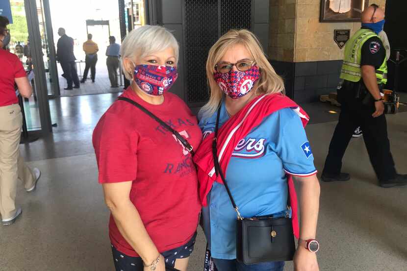 Adela González (izq) e Ida Rodríguez llegaron al Globe Life Field de Arlington para ver el...