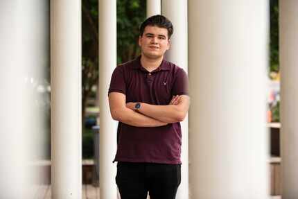 Angel Rodriguez, de 18 años, ganó una beca para estudiar en la Universidad de Houston. Es...