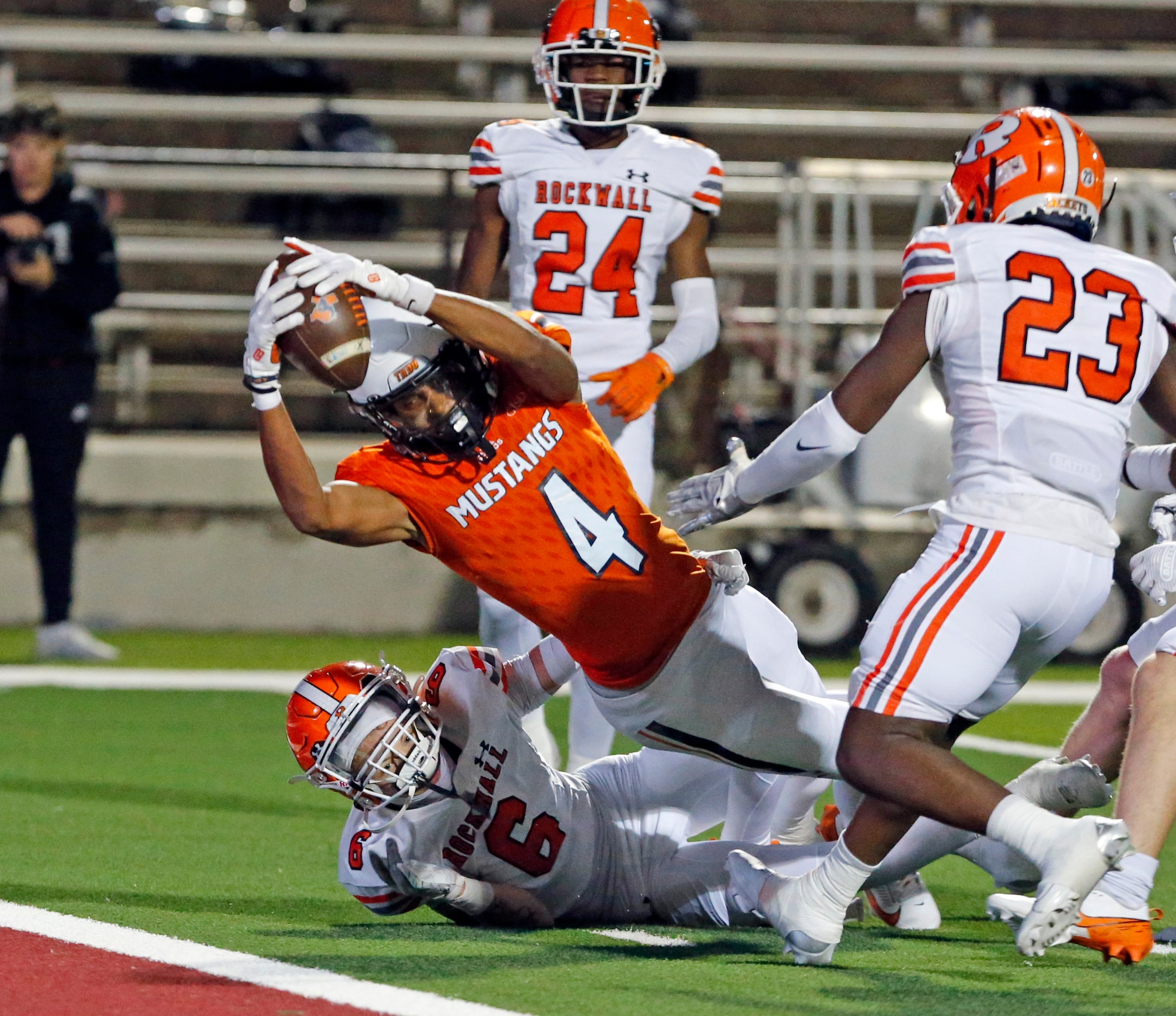  Sachse High Santana Quinn (4) stretches out to complete a touchdown during the first half...