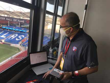 Carlos Alvarado mira al campo de juego del Toyota Stadium de Frisco antes del partido entre...