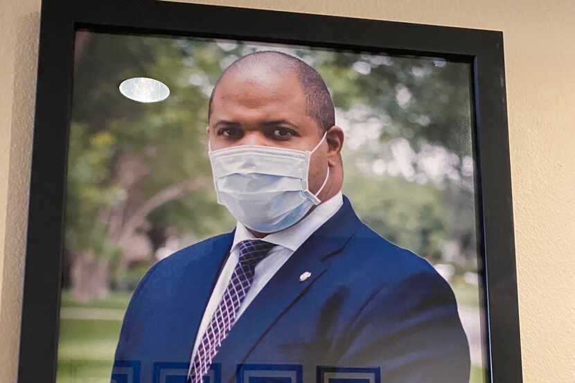 El alcalde Eric Johnson quiere motivar el uso de mascarillas entre los ciudadanos de Dallas.