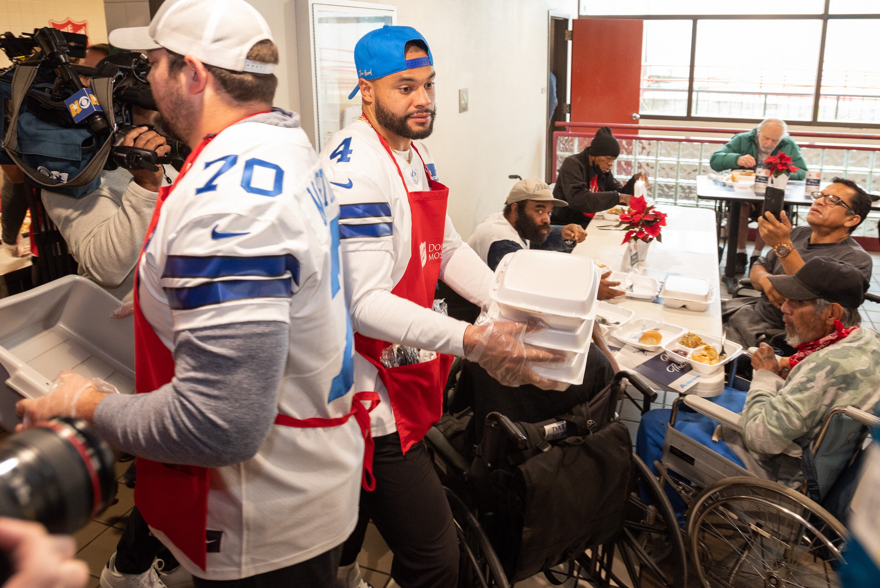 Photos: Dallas Cowboys lend a helping hand by serving Thanksgiving