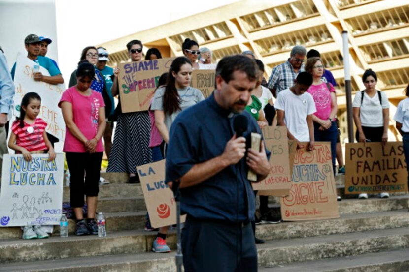 El pastor Owen Ross de la iglesia Fundición de Cristo oró el jueves con familias que podrían...