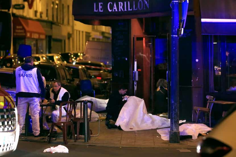 Víctimas en el pavimento yacen al pie de un restaurante parisino. Hay decenas de muertos....