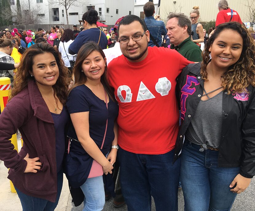 Nicolás Hernández y sus amigas en la Marcha de las Mujeres (KARINA RAMÍREZ/AL DÍA)