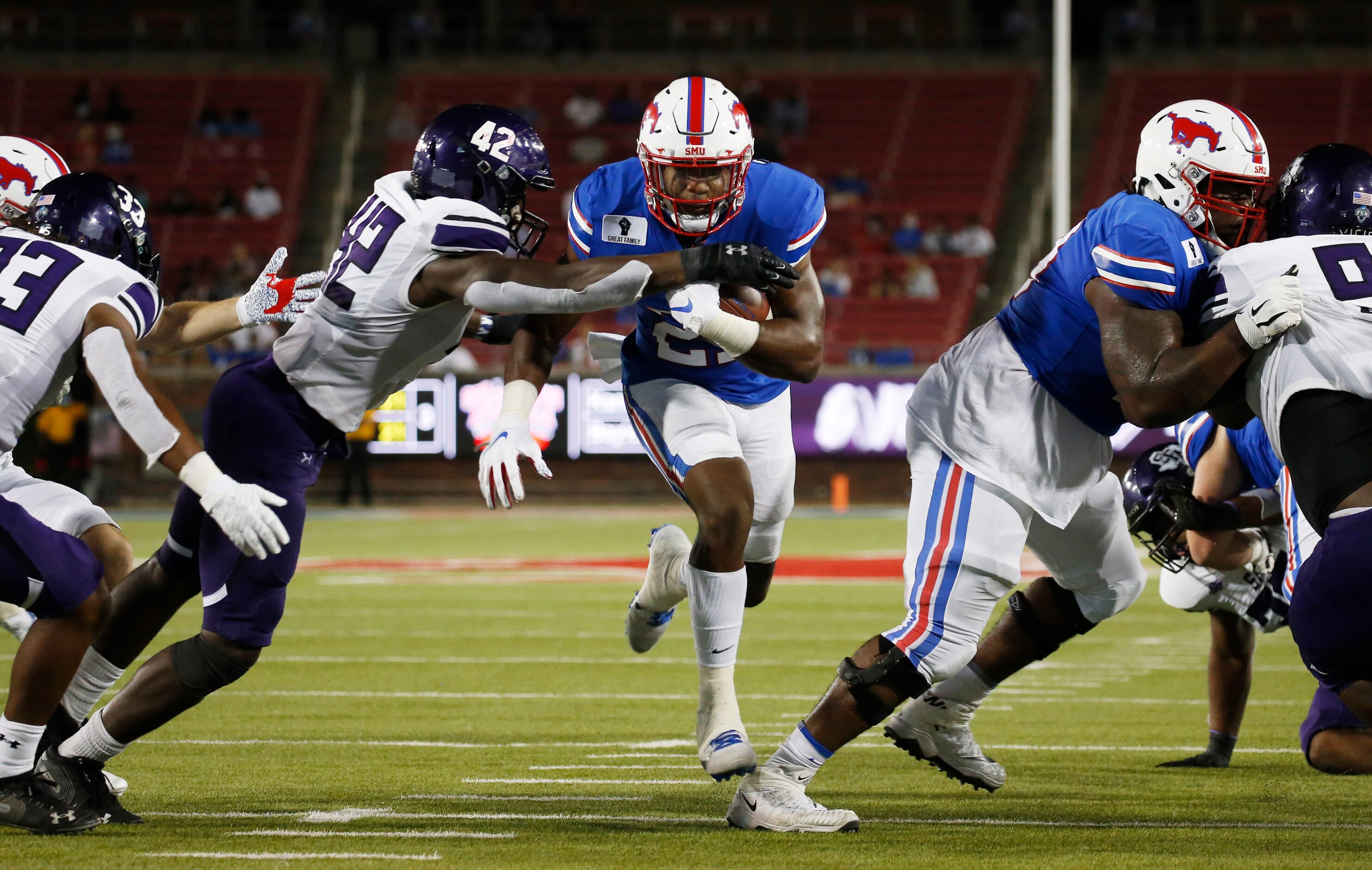 Southern Methodist Mustangs running back TaMerik Williams (21) rushes for a touchdown as...