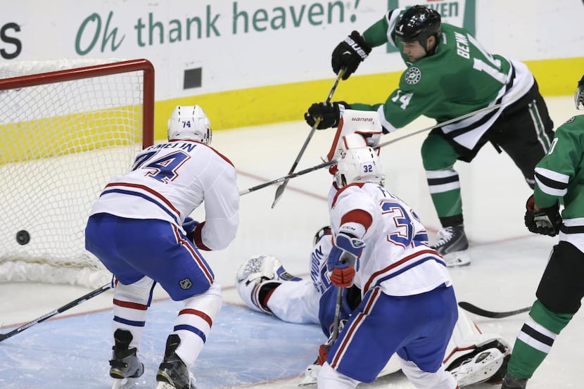 Dallas Stars left wing Jamie Benn (14) scores a goal against Montreal Canadiens goalie...