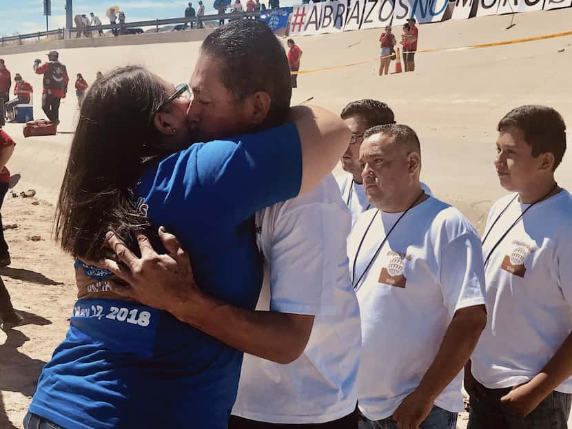 Alejandra Guerrero abraza a su hermano Humberto a quien no había vista en nueve años. El...