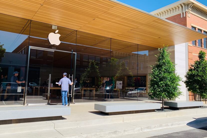 Houston, Texas, USA. 14th March 2020. View of the Apple Store in