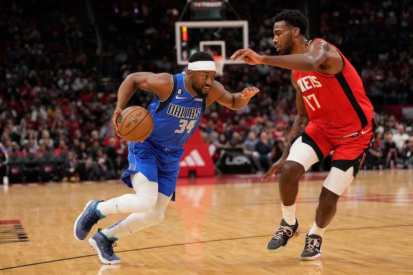 Dallas Mavericks' Kemba Walker (34) drives toward the basket as Houston Rockets' Tari Eason...