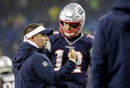 Josh McDaniels (izq) es el actual coordinador ofensivo de los New England Patriots.