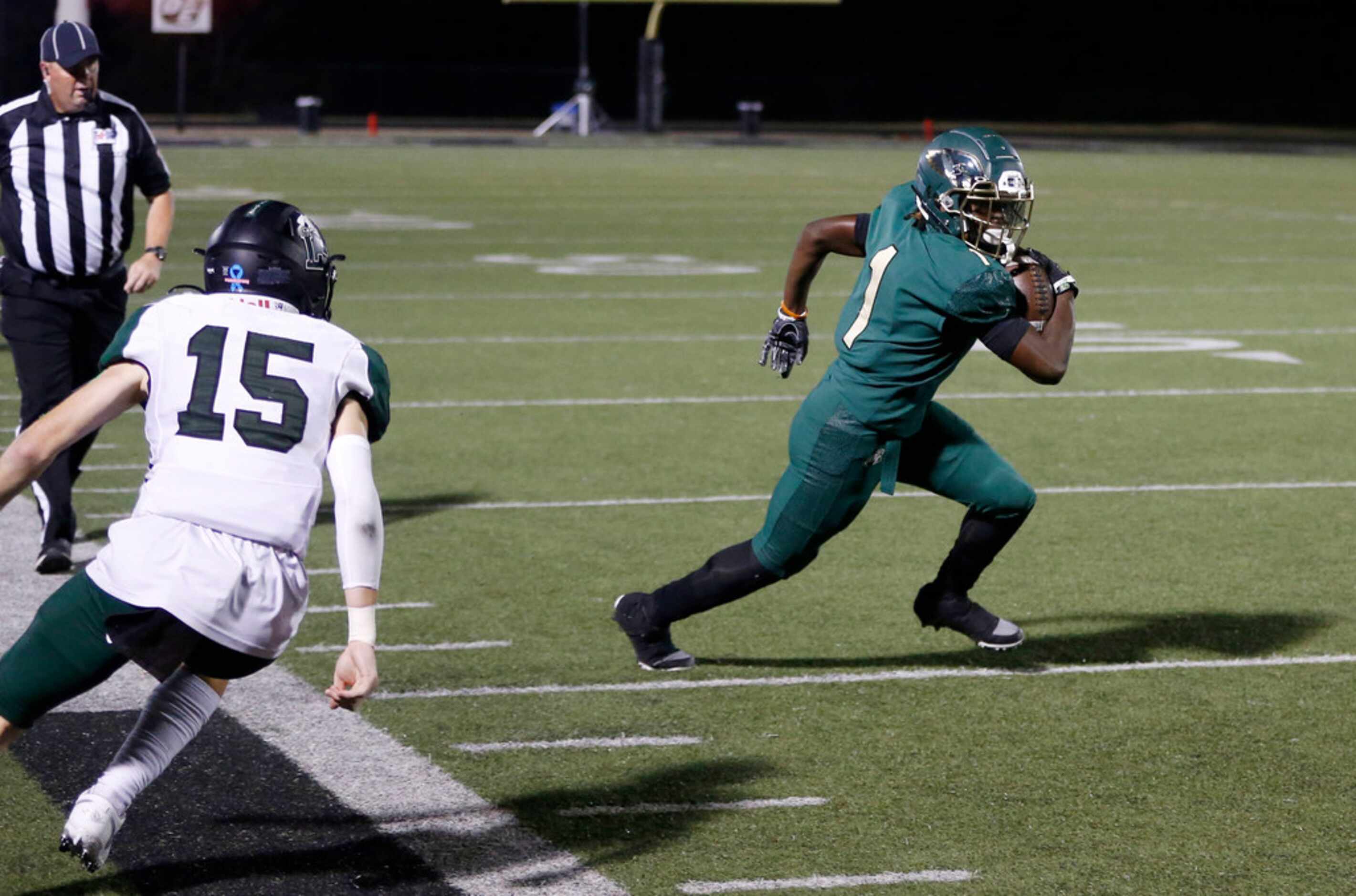 DeSoto Eagles Jordan Brown (1) keeps his feet in bounds as he turns in to pass Mansfield...