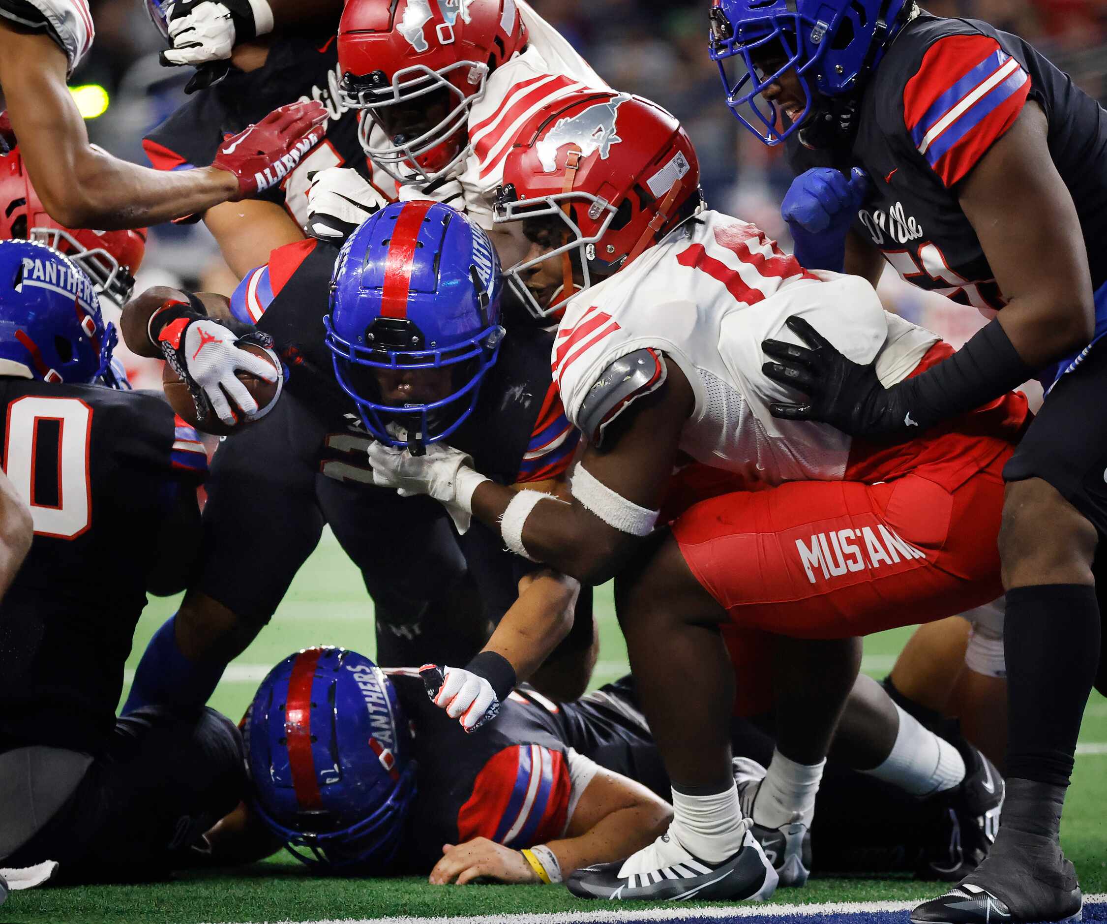Duncanville running back Caden Durham (29) punches in a second quarter touchdown against the...