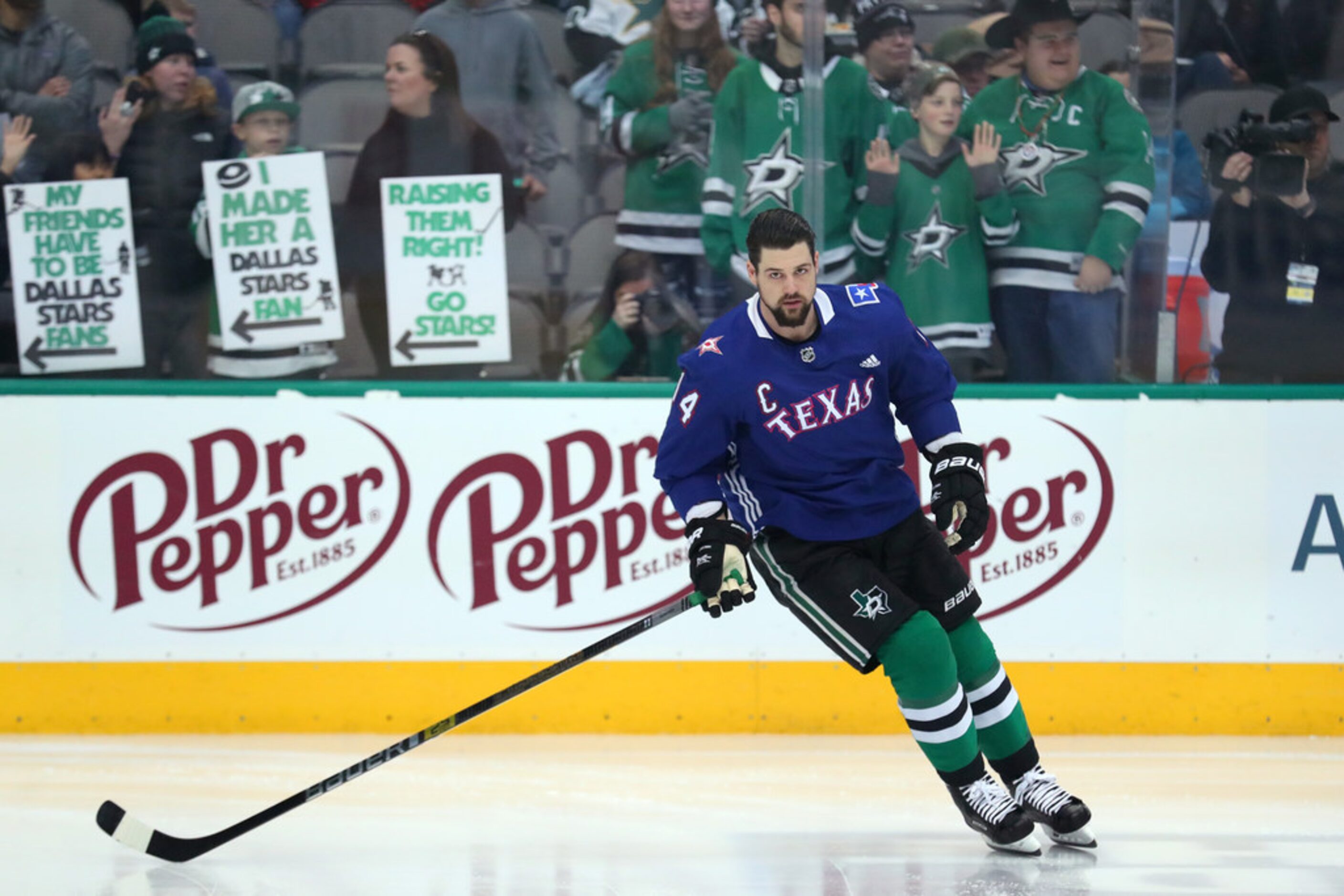 DALLAS, TEXAS - JANUARY 19: Jamie Benn #14 of the Dallas Stars prepares to take on the...