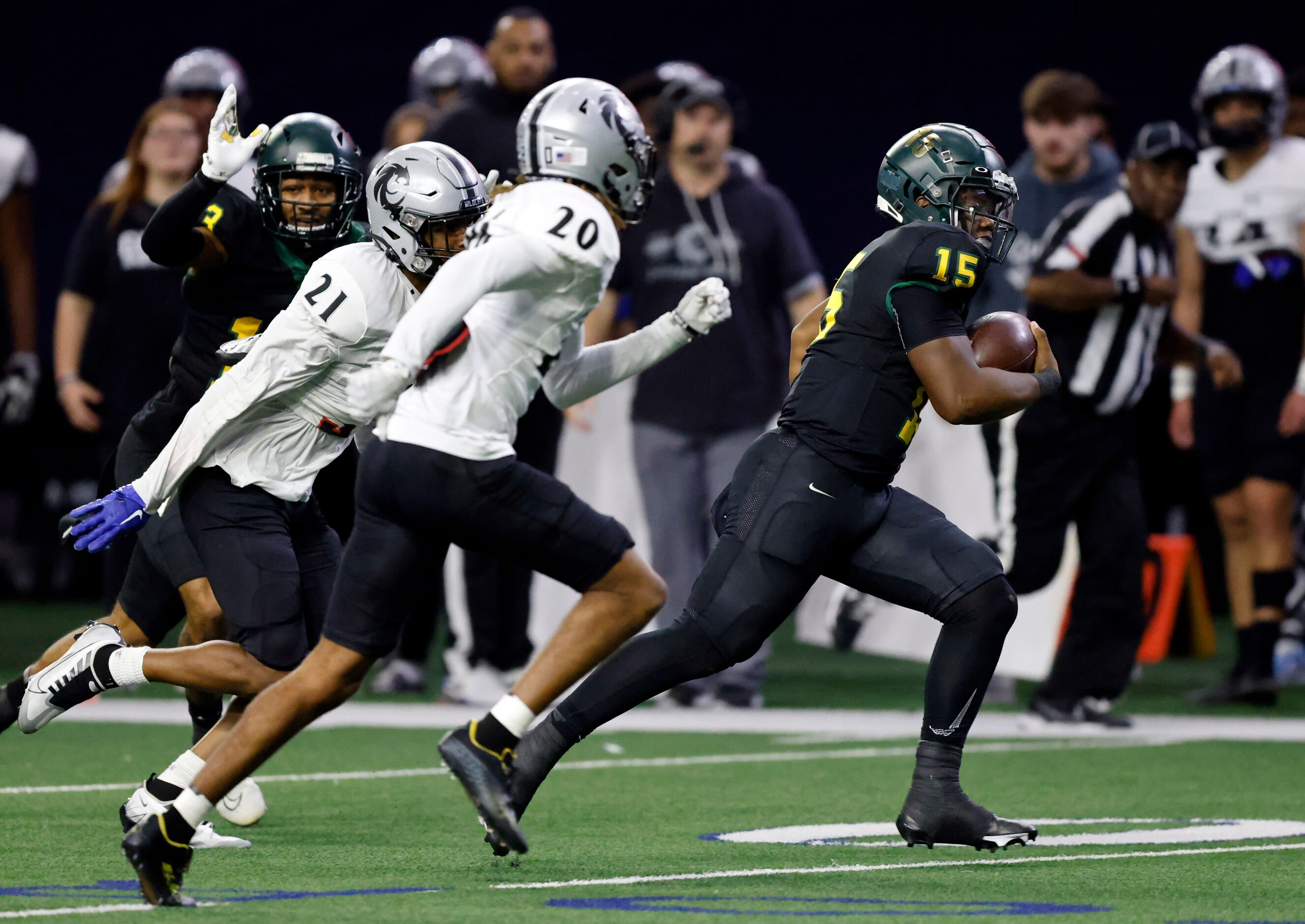 DeSoto quarterback Darius Bailey (15) races for a second quarter touchdown against the...