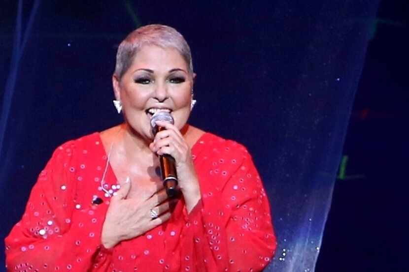 Foto de la cantante en un vestido rojo.