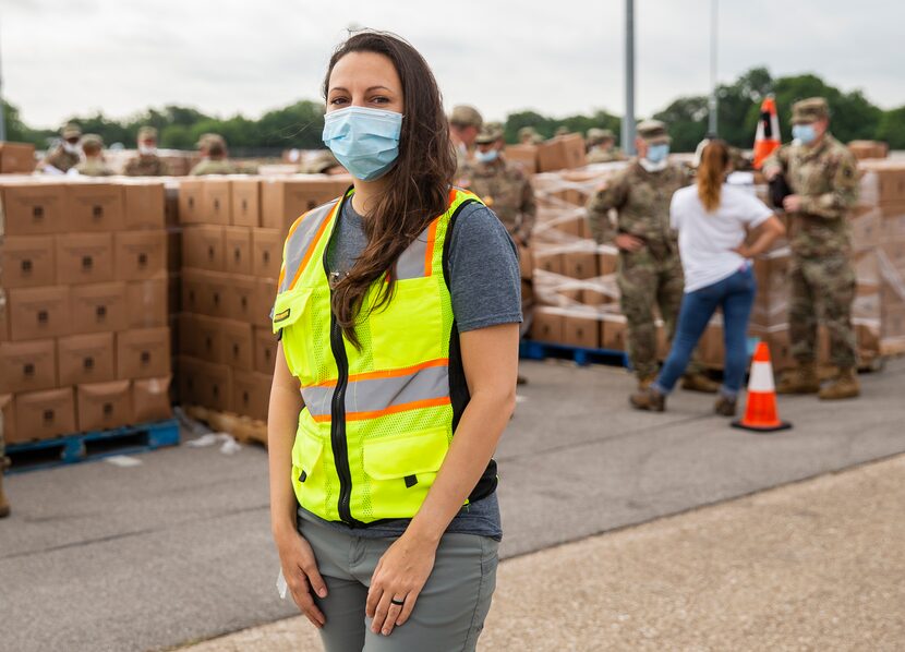 Valerie Hawthorne es la encargada de organizar la entrega de despensas del North Texas Food...