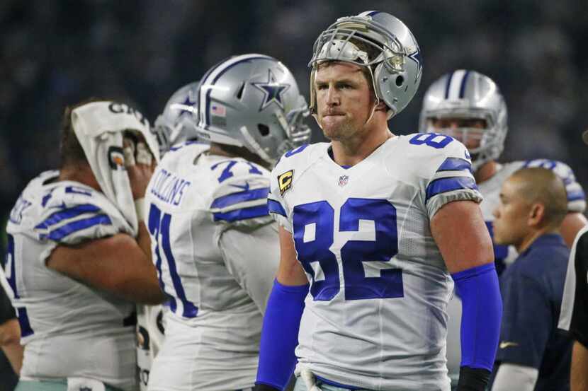 Dallas Cowboys tight end Jason Witten (82) stands outside the huddle during a Seahawks...
