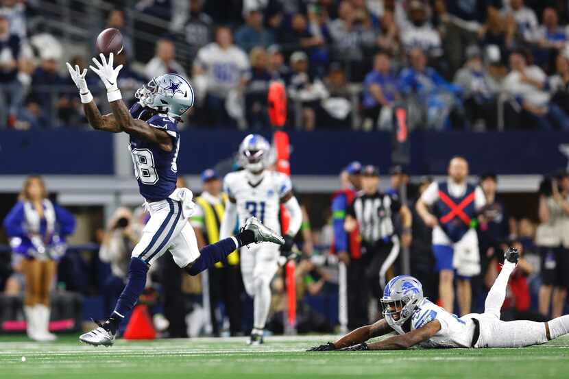 Cowboys wide receiver CeeDee Lamb (88) reaches out for a catch during the first quarter...