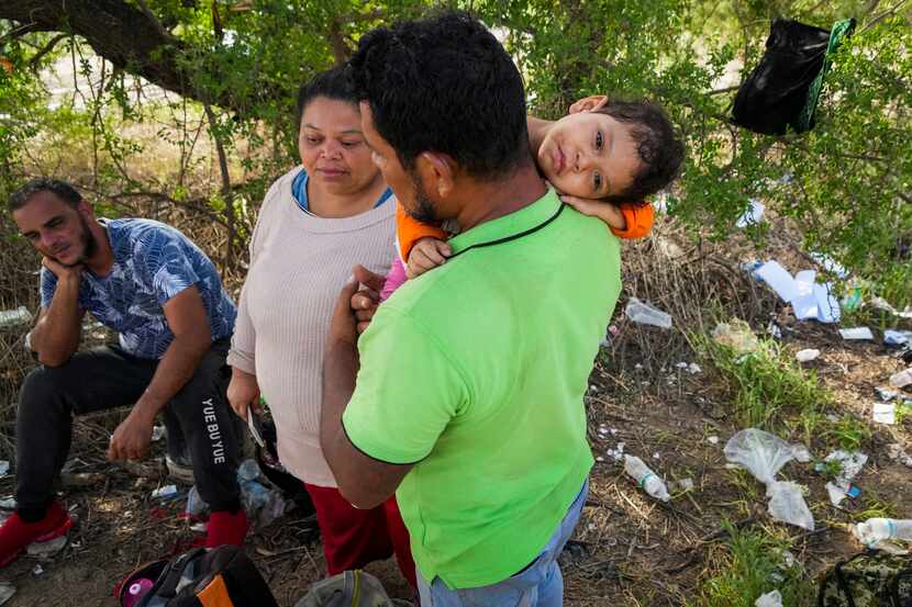 Wilber, un migrante de Nicaragua, sostiene a su hija Alexis junto a su esposa Herlinda, el...