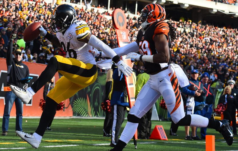 Dec 7, 2014; Cincinnati, OH, USA; Pittsburgh Steelers running back Le'Veon Bell (26) rushes...