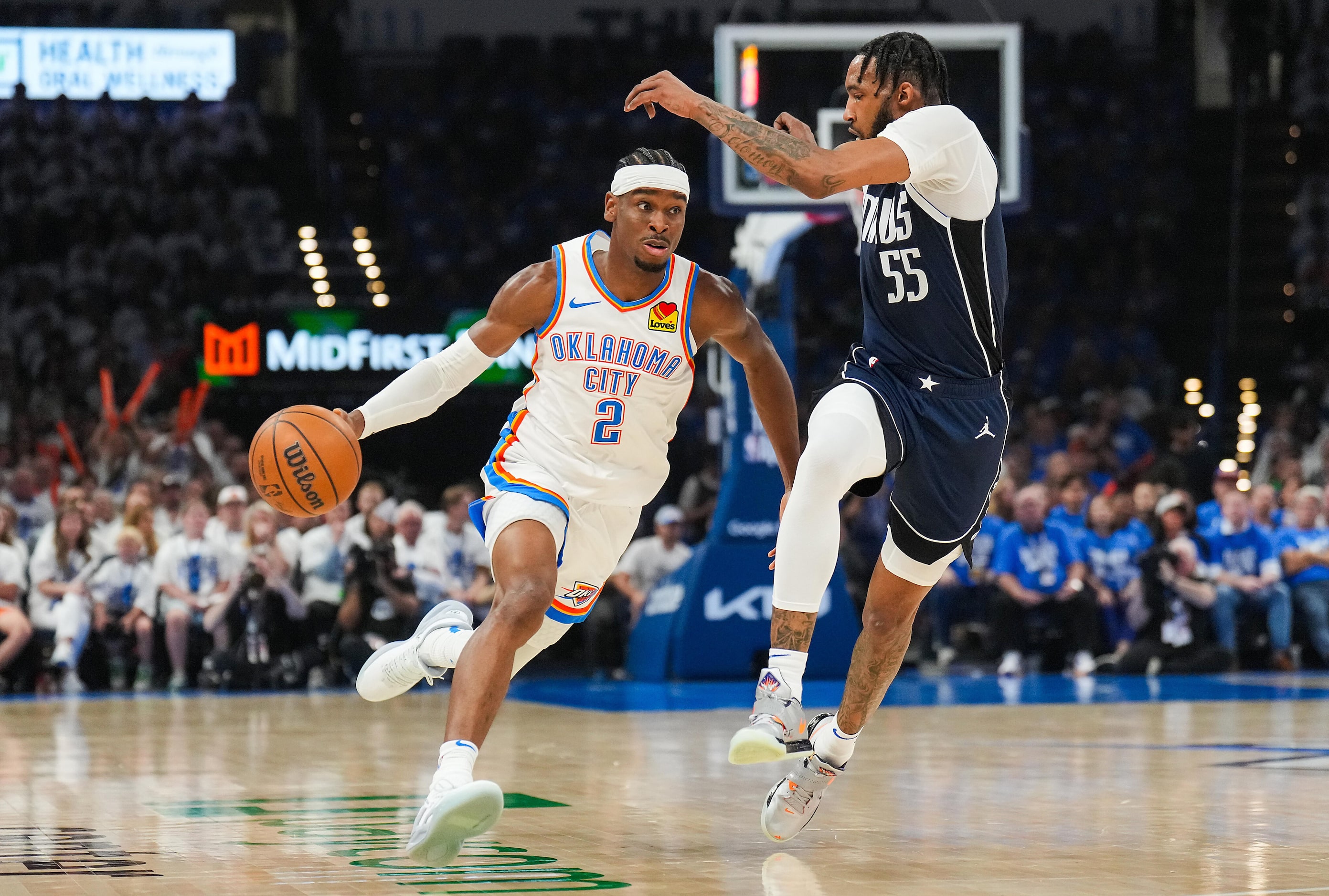 Oklahoma City Thunder guard Shai Gilgeous-Alexander (2) drives around Dallas Mavericks...