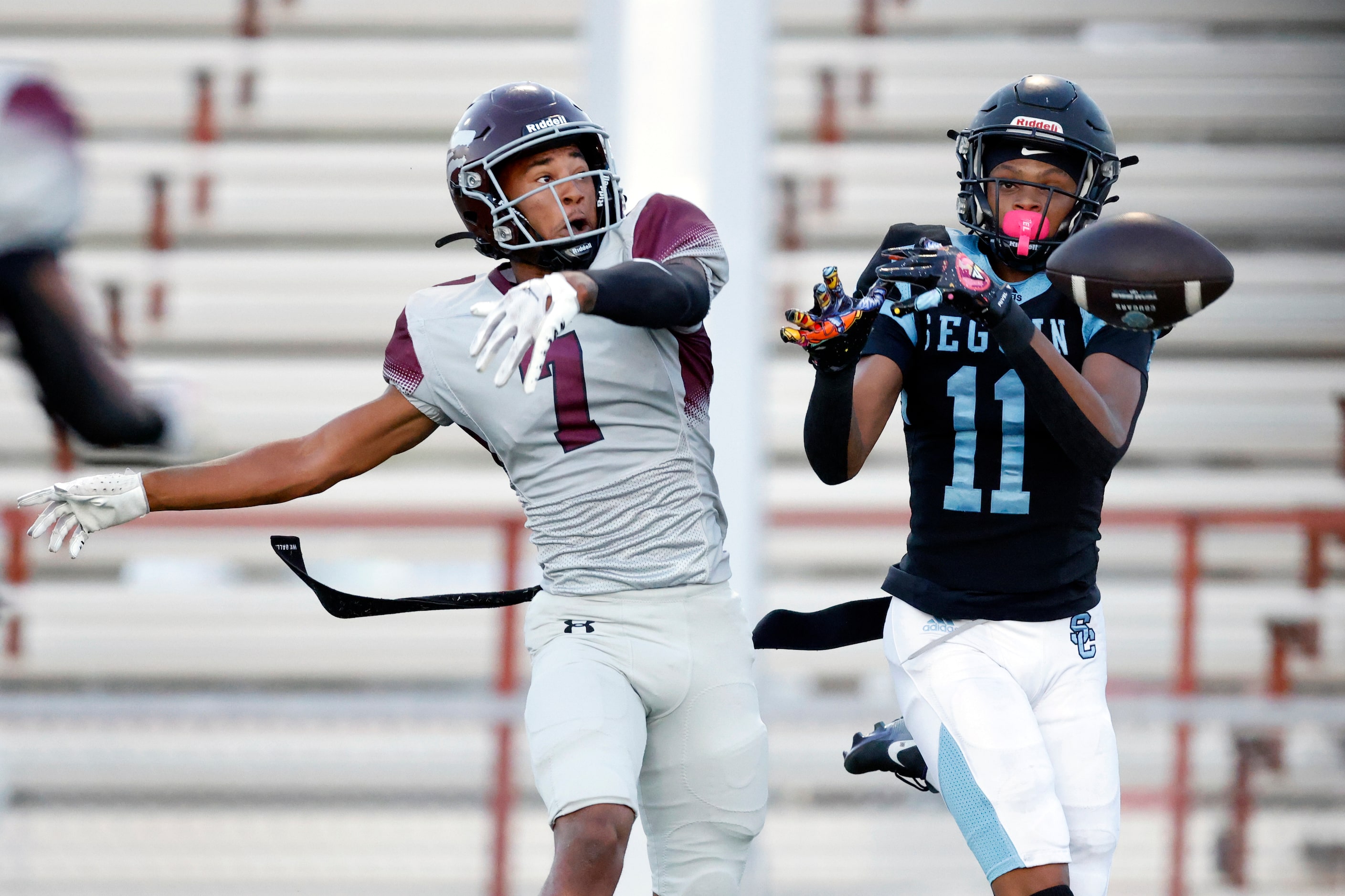 Mansfield Timberview defensive back Landon Blair (7) breaks up a pass intended for Arlington...