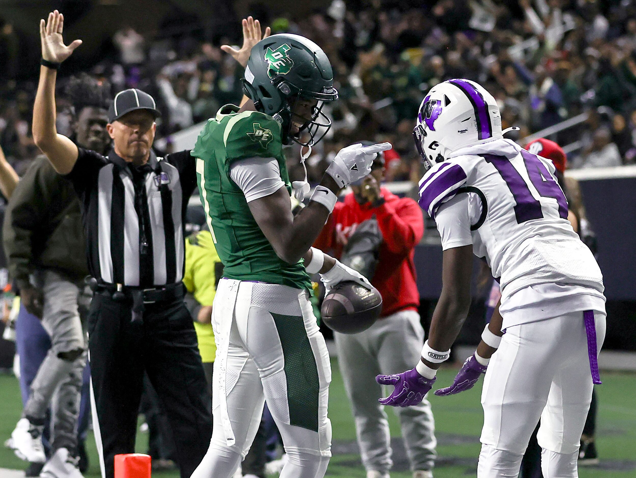 DeSoto wide receiver Ethan Feaster (7) points at Willis defensive back Tyshon Nixon (14)...