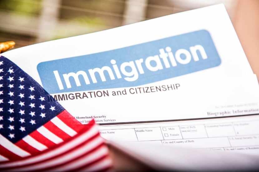 Solicitud para ciudadanía ante USCIS. iStock.
