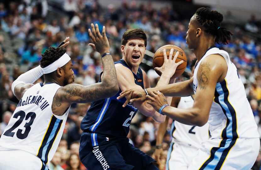 Dallas Mavericks forward Doug McDermott (20), center, battles Memphis Grizzlies forward...