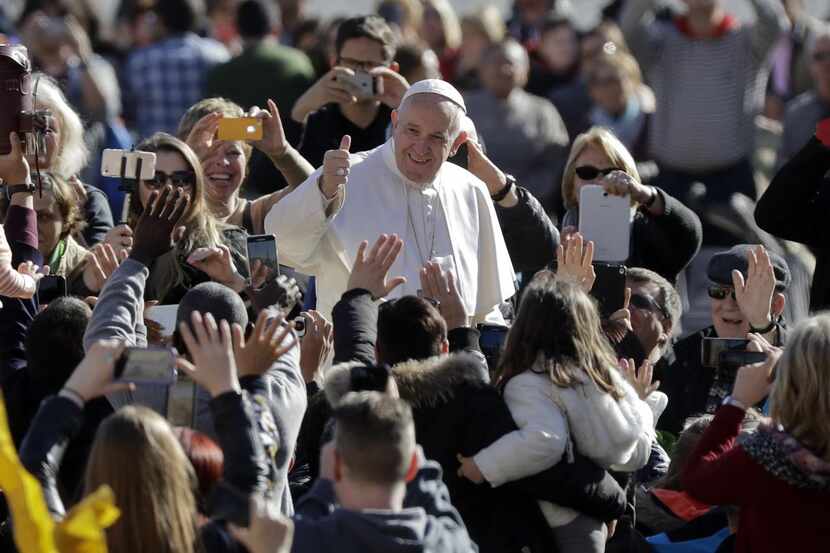 El papa Francisco saluda a los fieles en la Plaza de San Pedro mientras llega a la audiencia...