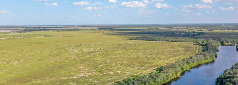 El terreno de 3,000 acres de Crawford Ranch está en el condado Dimmit, cerca de Carrizo...