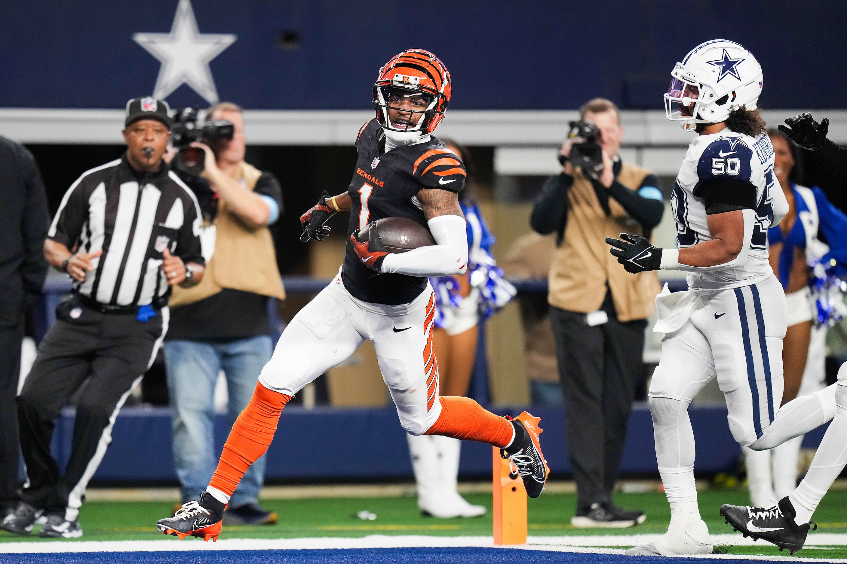 Cincinnati Bengals wide receiver Ja'Marr Chase (1) scores the game-winning touchdown past...