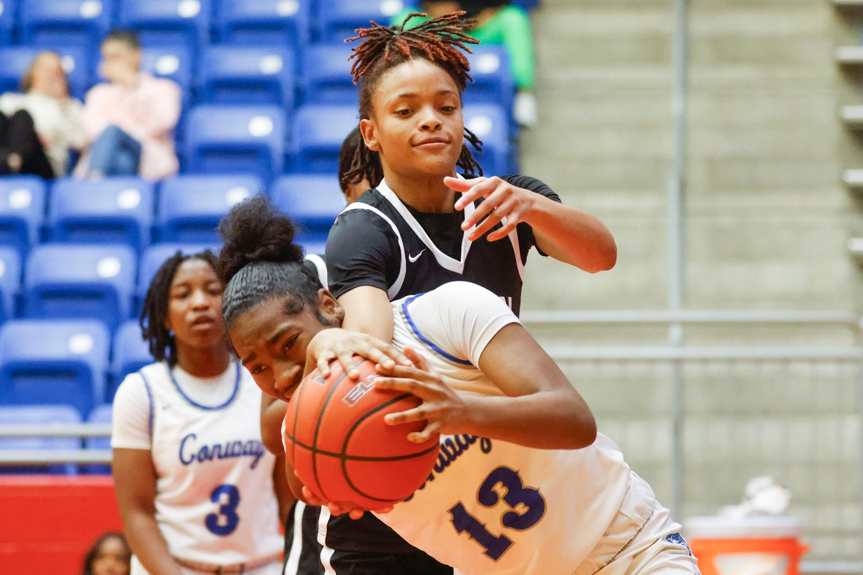 Conway’s Mi’raiyh Wilson (front) and Duncanville high’s Chloe Mann during the second half of...