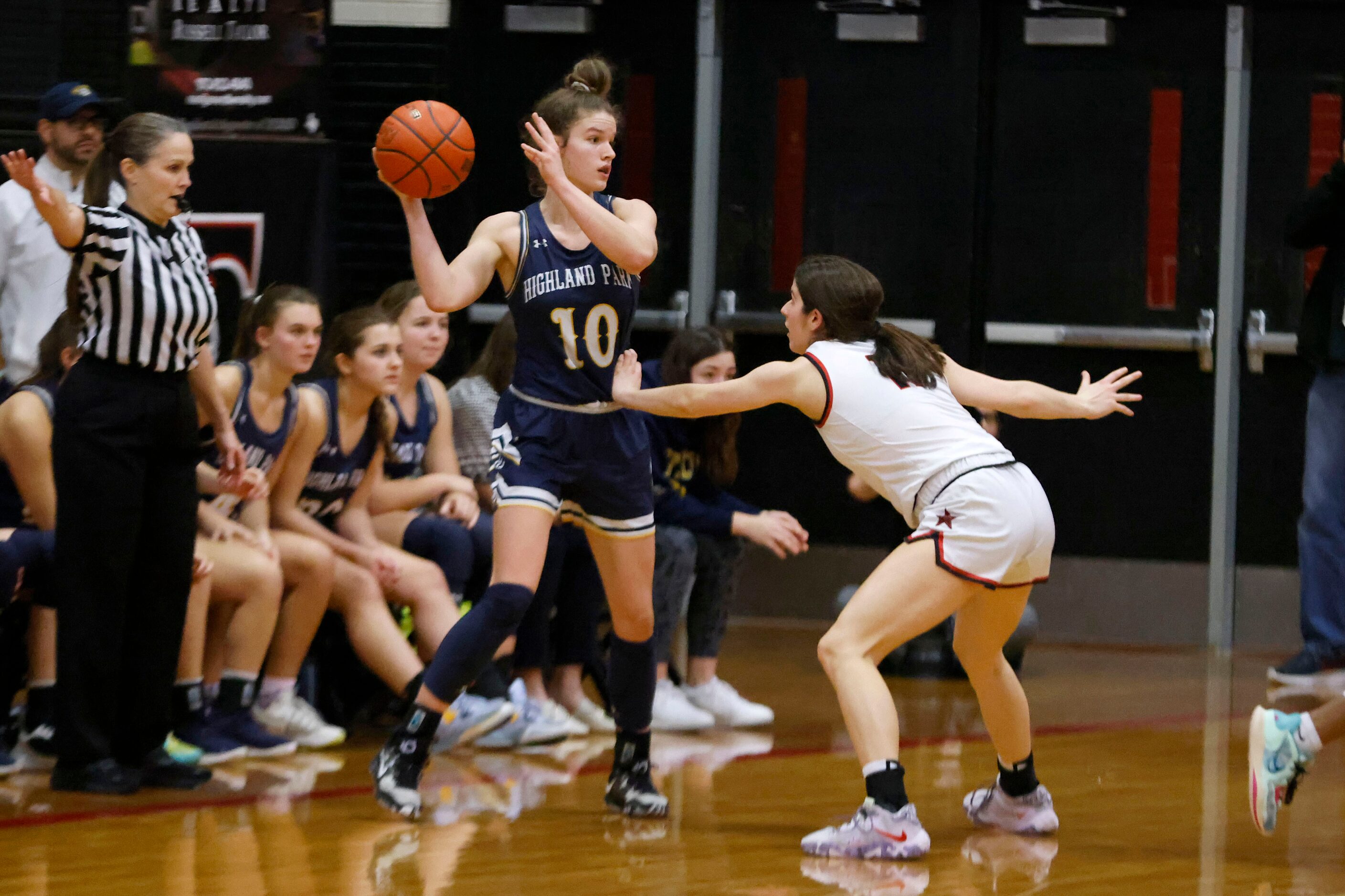 Highland Park’s  Paris Lauro (10) looks to pass as she is defended by Coppell’s Waverly...